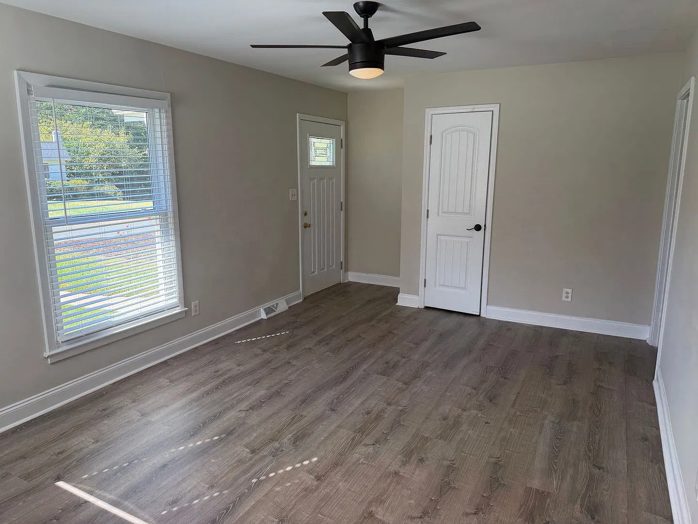 Lovely Three Bedroom Home in Windsor Park Neighborhood! — Photo 3