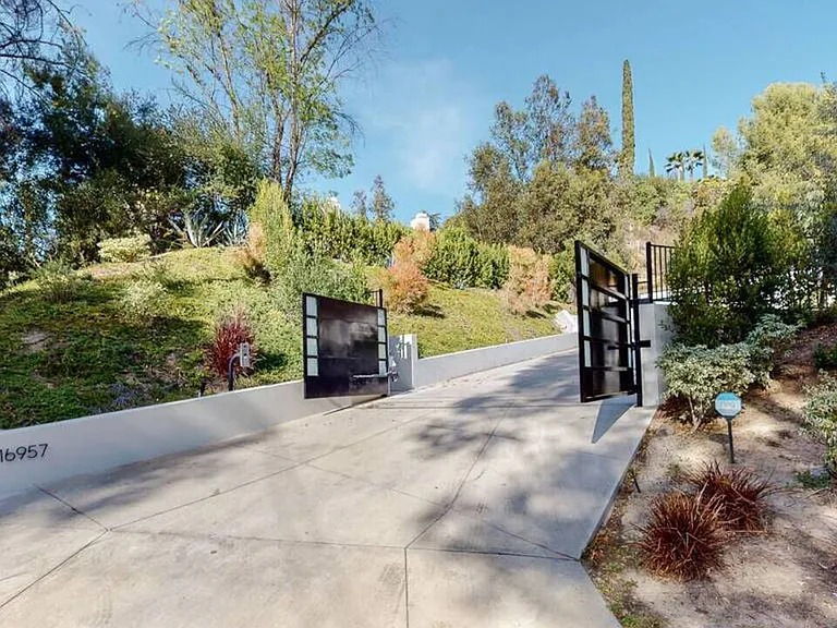 16957 Mooncrest Dr — Photo 5