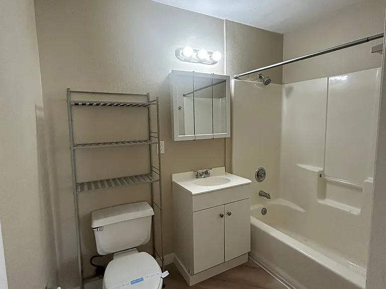121 NW 21st St #8 — Photo 9