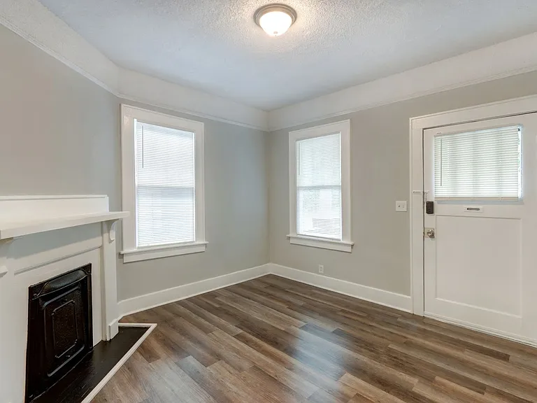 1013 W Victory Dr — Photo 2