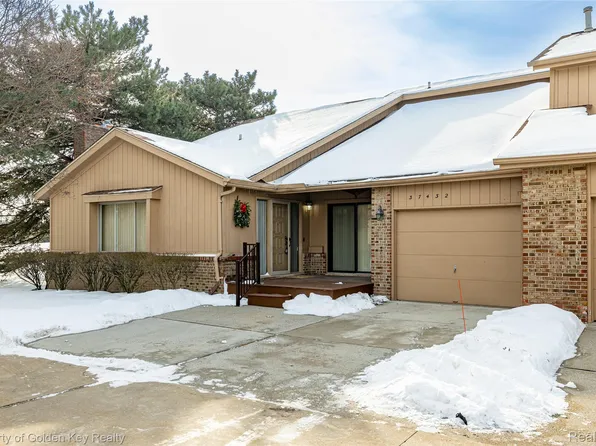 37432 N Laurel Park Dr #22, Livonia, MI 48152