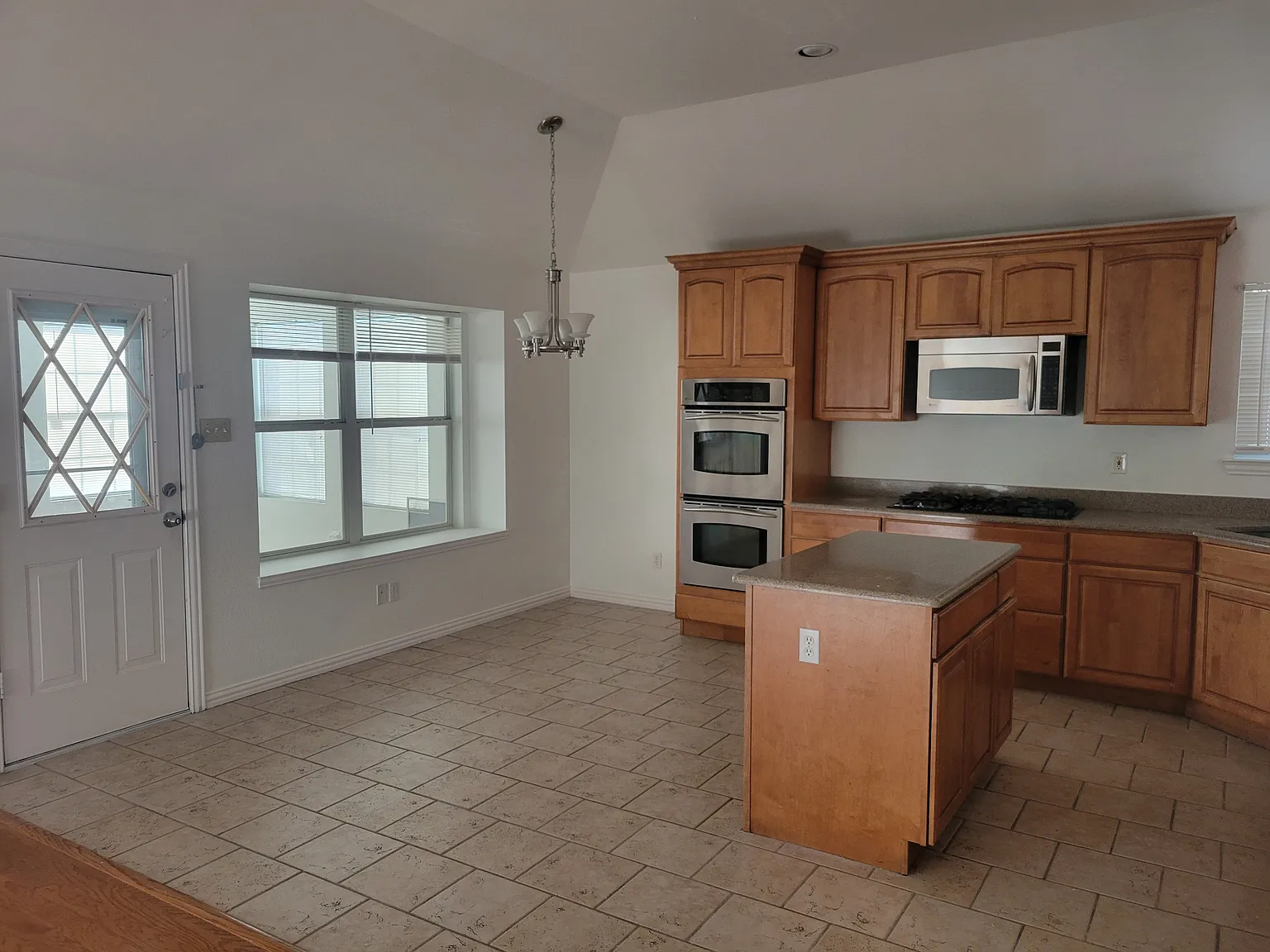 5 bed, 1820 sqft, $2,499 — Photo 4