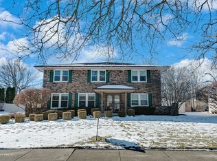 203 Meadow Wood Dr, Joliet, IL 60431