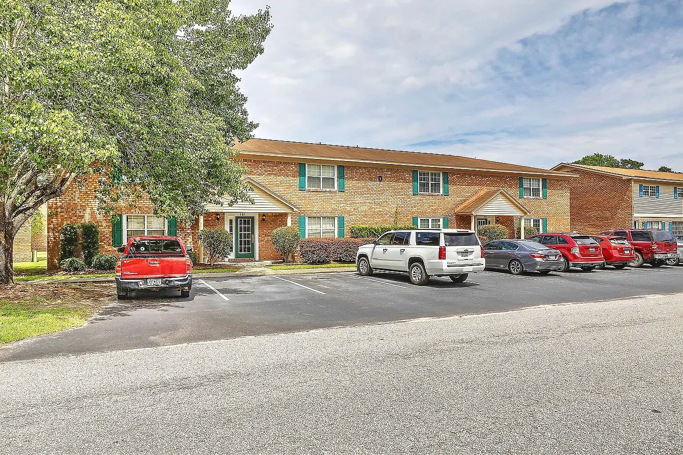 2 bed, 1.0 bath, 800 sqft, $1,350 — Photo 2