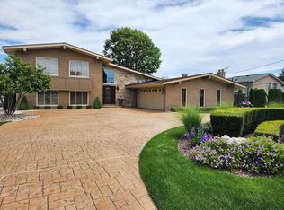 38260 Seaway Ct, Harrison Township, MI