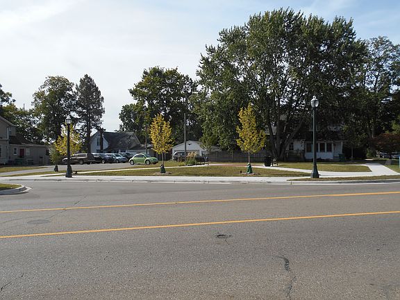 4th image of 218 W Division St