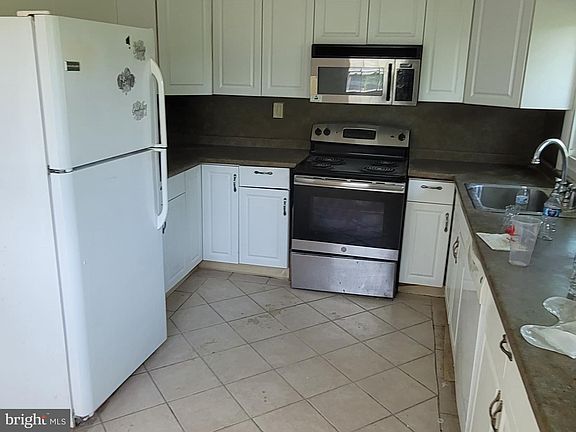 3rd image of 5 Pastoral Ln