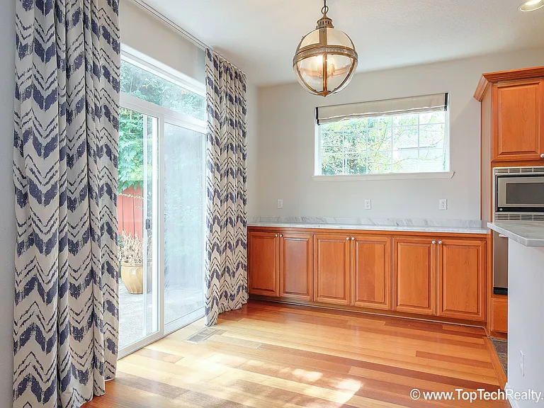 504 NE Caden Ave — Photo 7