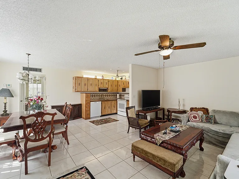 226 Normandy E #E — Photo 3
