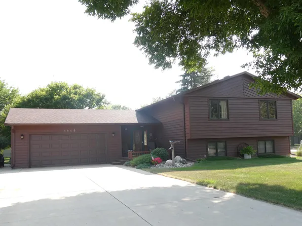 1695 17th St, Windom, MN 56101