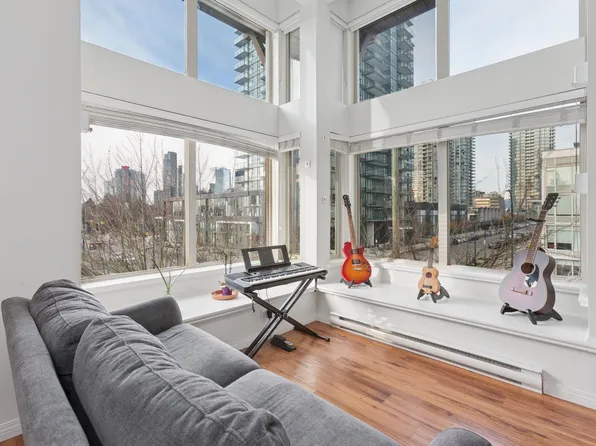 5000 Imperial St #301, Burnaby, BC V5J 1C8