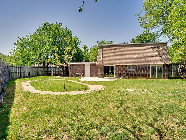 626 Arawe Cir W — Photo 24