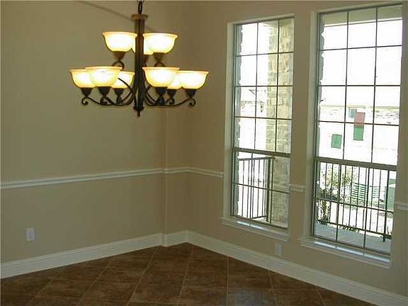 4th image of 909 Canyon Springs Dr