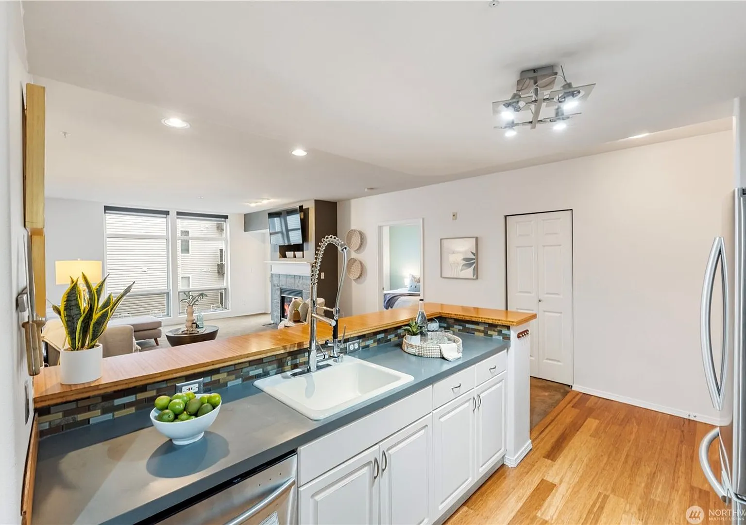 Amazing West Seattle 2 bedroom 2 bath W/S/G and 2 parking spots included! — Photo 4