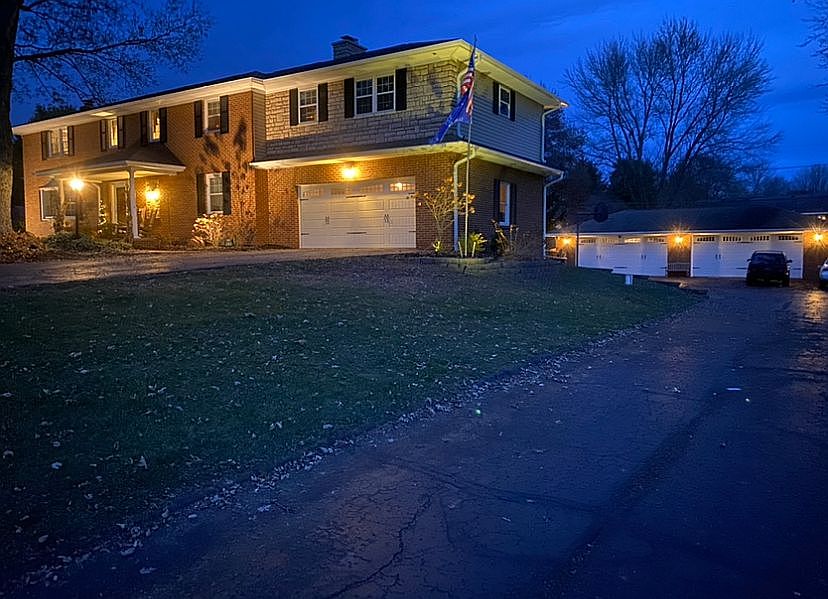 2nd image of 1812 Rosewood Dr NE