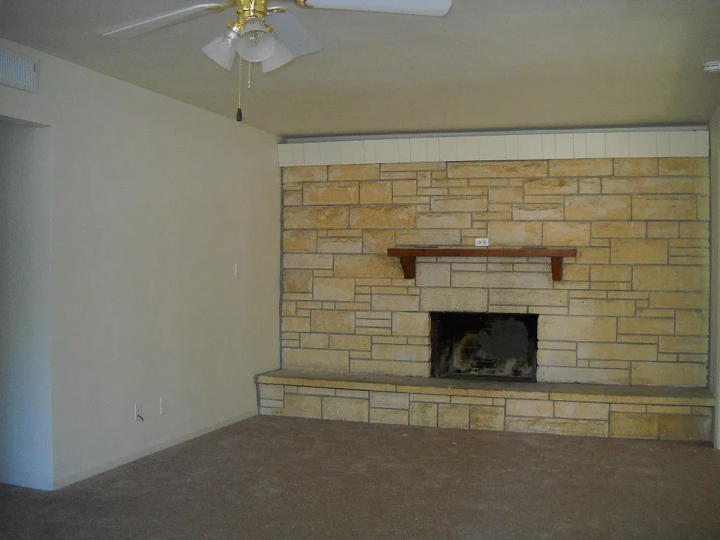 4 bedroom home with updated amenities, upgrades, a nice floor plan and good access to FWY 41, sch... — Photo 3