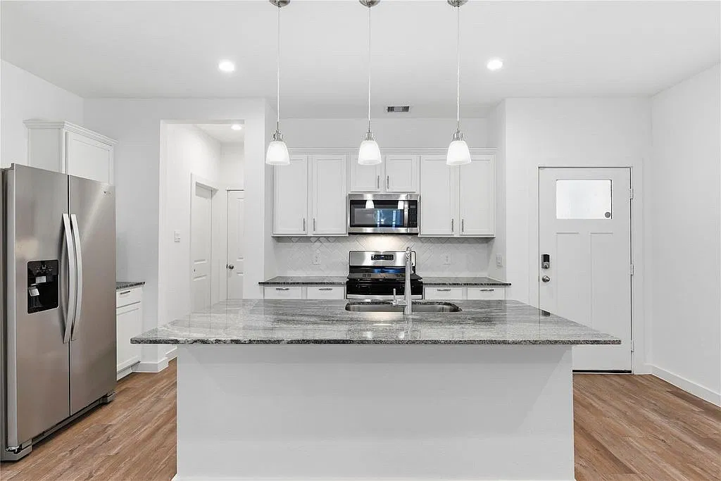 3 bed, 1423 sqft, $3,000 — Photo 3