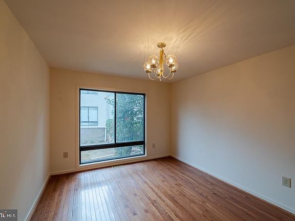 5th image of 9743 Lake Shore Dr