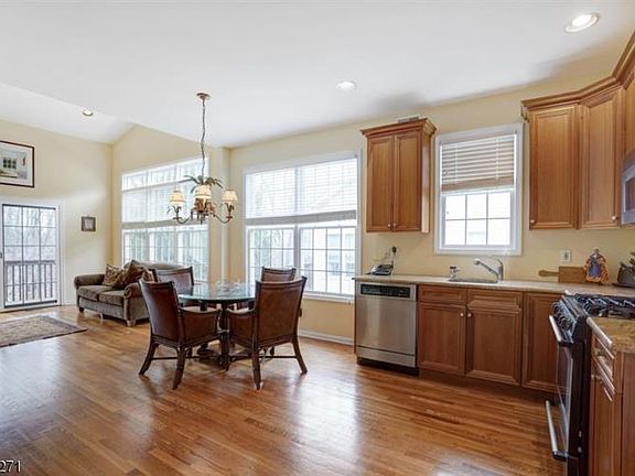 4th image of 24 Whalen Ct