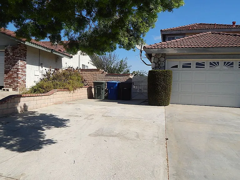 20410 Mesa Oak Dr — Photo 2