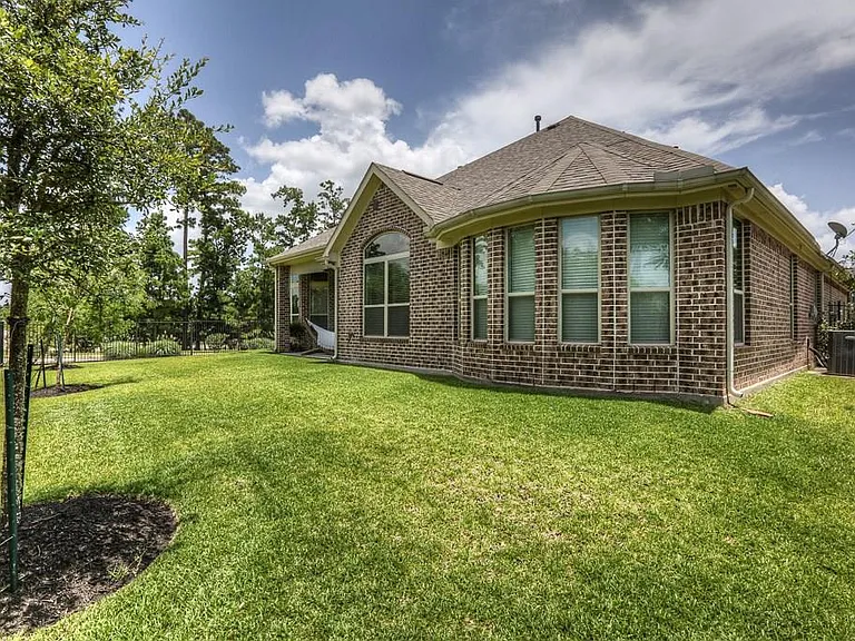 154 W Hullwood Ct — Photo 43