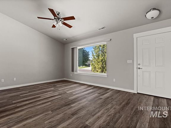 3rd image of 4822 Charmae St