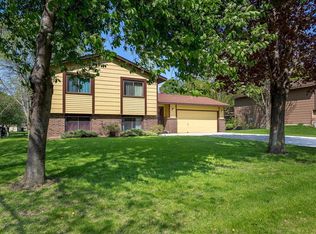 1064 Shawmut St S, Shakopee, MN 55379