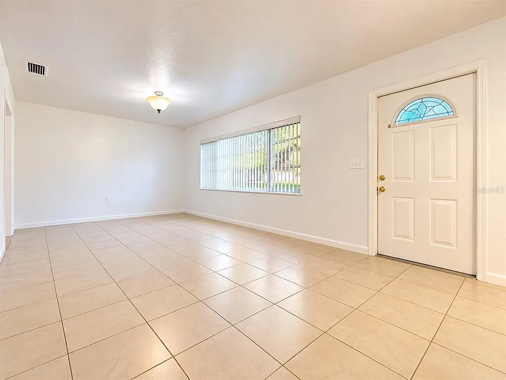 2 bed, 1.0 bath, 1100 sqft, $2,000 — Photo 2