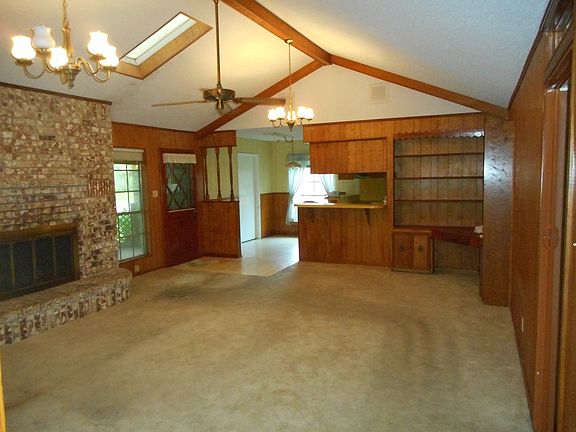 4th image of 400 E Pecan St