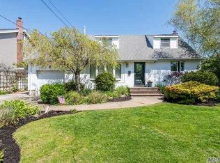5 Prade Ln, Massapequa Park, NY 11762