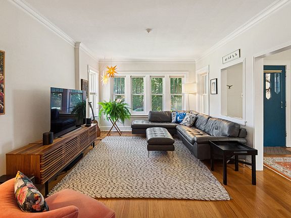 4th image of 5752 N Sacramento Ave