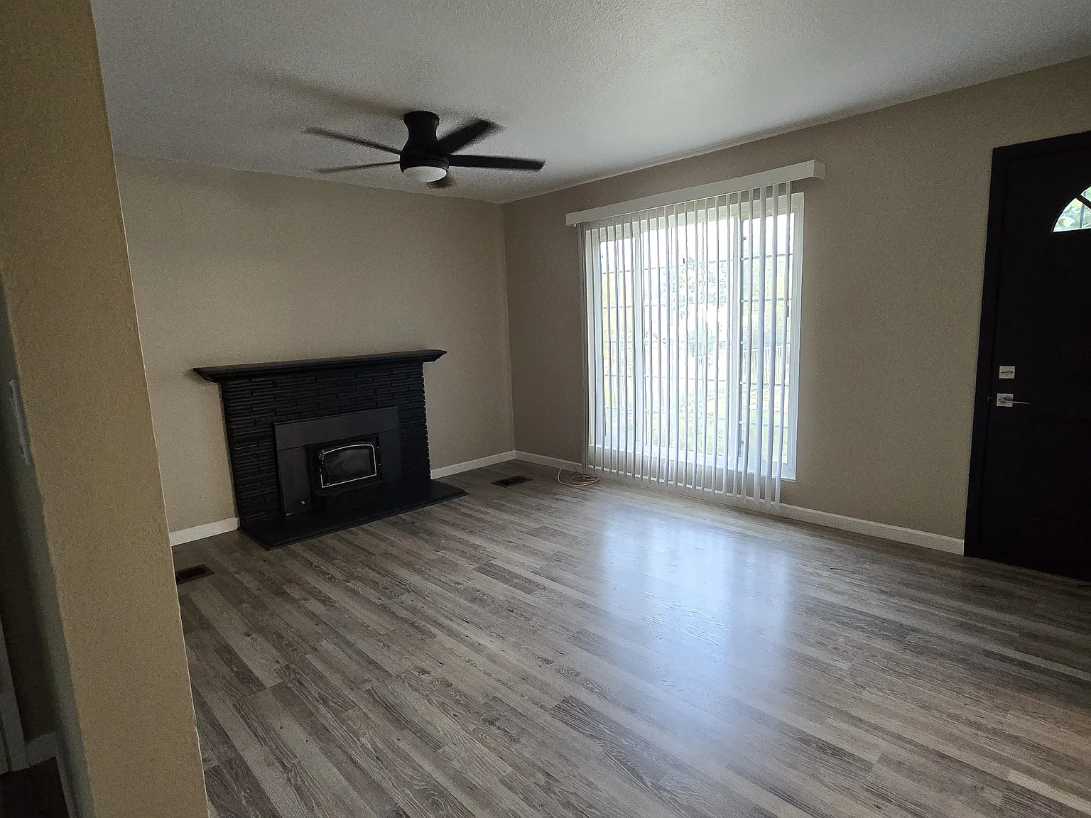 3 bed, 1.5 bath, 1096 sqft, $2,600 — Photo 2