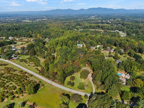 2 Honeysuckle Rd, Campobello, SC 29322