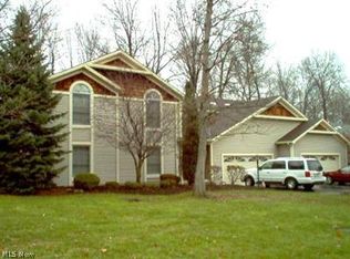 1340 Fox Run Dr, Youngstown, OH