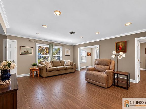 5th image of 174 Portland Ln
