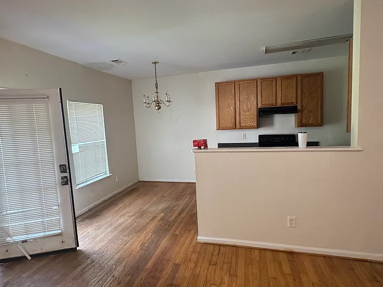 391 Brookview Dr — Photo 2