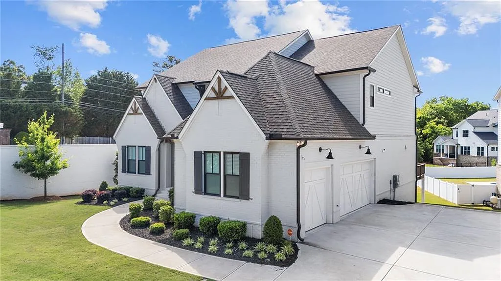 6 bed, 6.5 bath, 5902 sqft, $7,000 — Photo 2