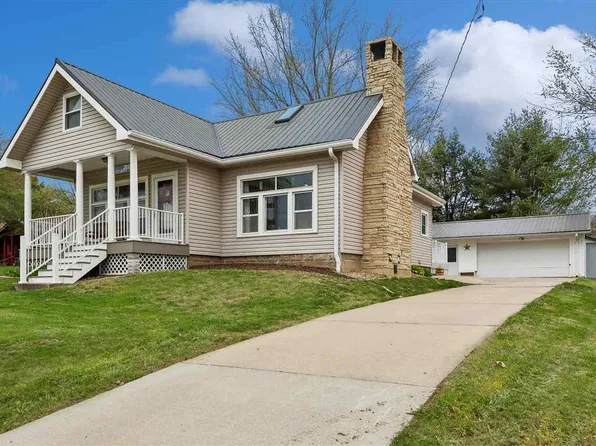 281 Saint Marys St, Riverside, IA 52327