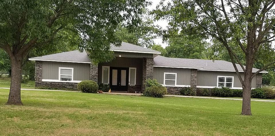 1st image of 10 Oakridge Dr
