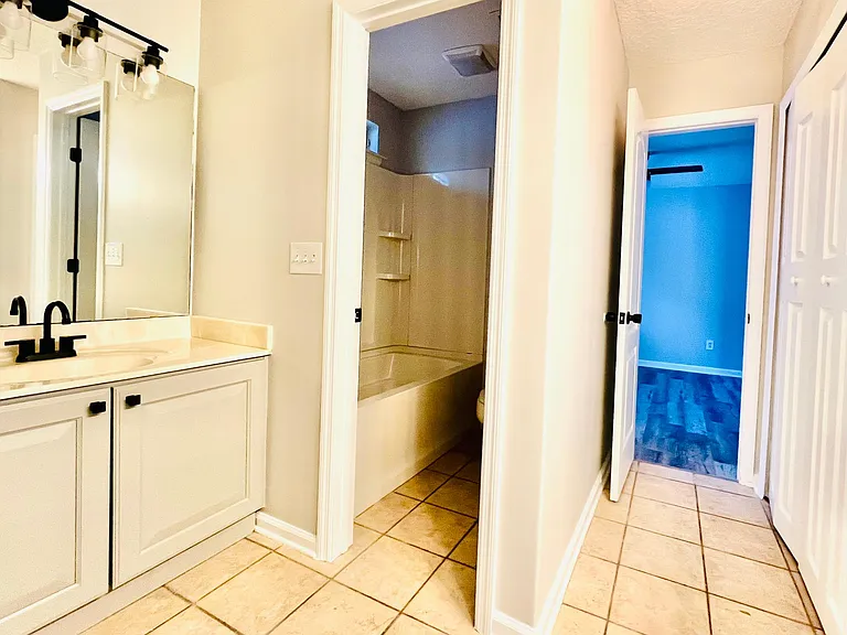 217 W Silverthorn Ln — Photo 13