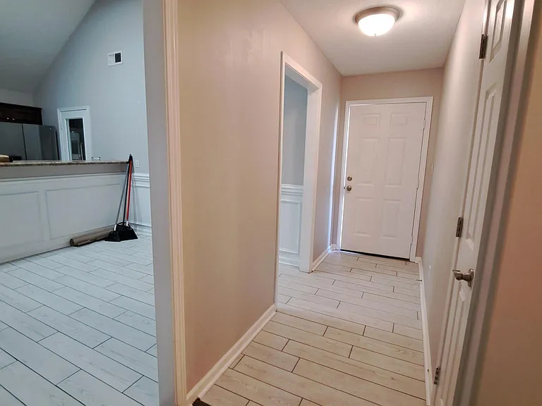 112 Norwich Cv — Photo 2