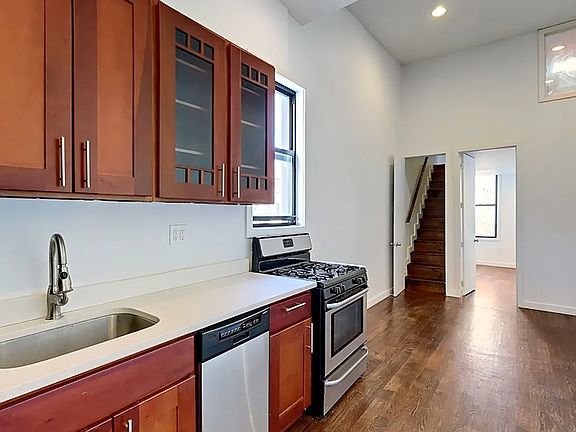 3rd image of 886 Franklin Ave #2W