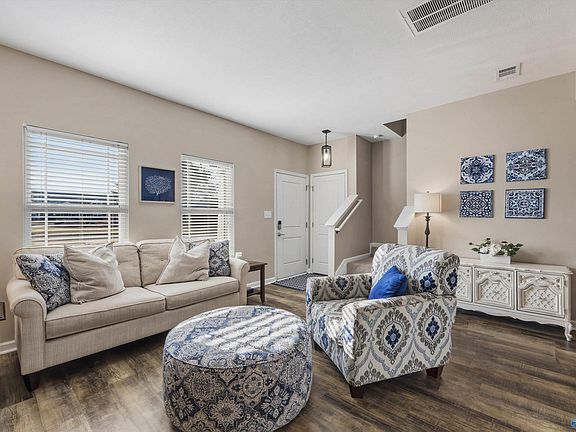 3rd image of 406 Promenade Dr SW