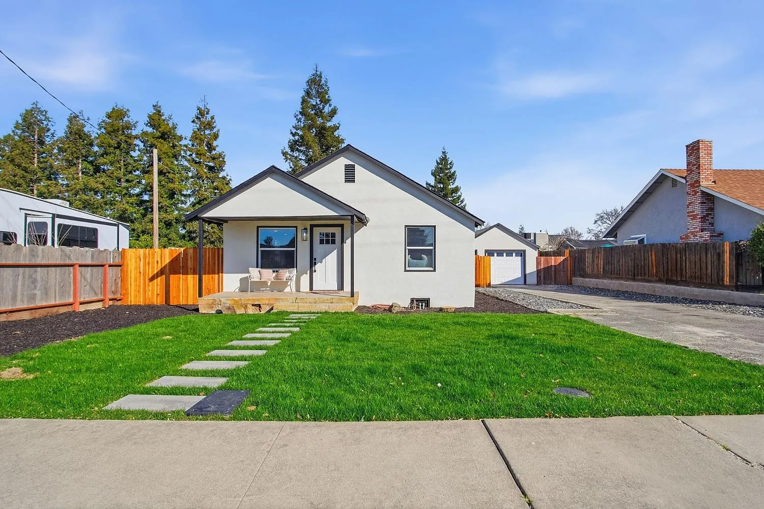 2521 East Ave photo 1