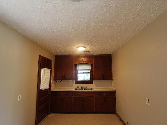 4th image of 4020 SE 10th St