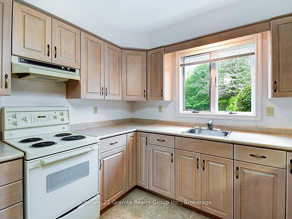 5th image of 1351 Ojibway Rd