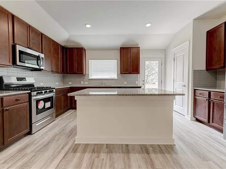 1328 Kneehigh Dr — Photo 3
