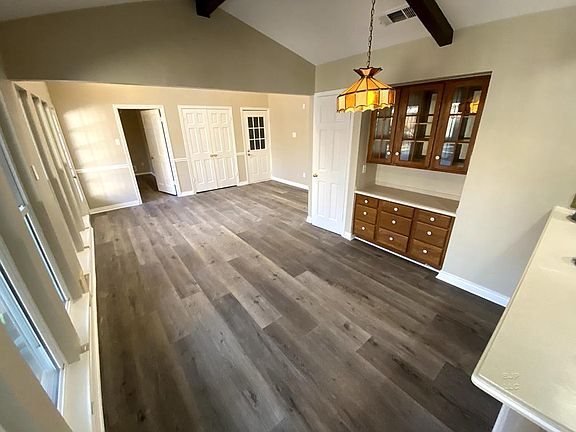 Breakfast area between kitchen and family room