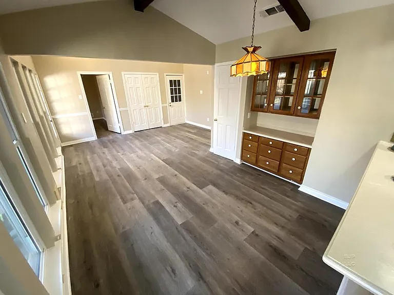 Breakfast area between kitchen and family room