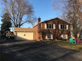 22 Grandview Ln, Rochester, NY 14612